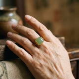 Nastaviteľný vintage prsteň with golden and green jade