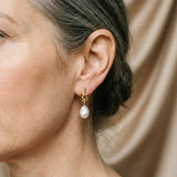 Elegantné náušnice with baroque pearls in zlatý