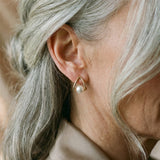 Triangle Open Design Náušnice with Elegantné Pearls