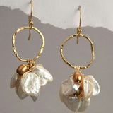 Zlatý náušnice with vintage pearls and dangling flowers