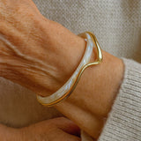 Elegantly opened bangle with white and zlatý enamel