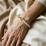 Elegantné zlatý and perlové buckle