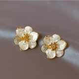 Elegantné golden petal náušnice