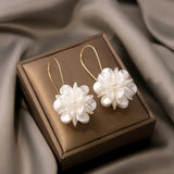 Elegantné náušnice with white flowers