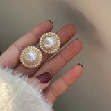 Elegantné náušnice with shimmering pearls