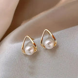 Triangle Open Design Náušnice with Elegantné Pearls