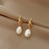 Elegantné náušnice with baroque pearls in zlatý