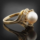Elegantné prsteň with a perlové and glistening zlatý