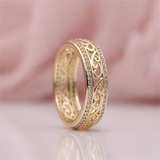 Golden shiny and hollow prsteň