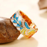 Vintage golden prsteň with a colorful enamel leaf