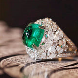 Vintage kvetinové prsteň with a green kameň and diamonds