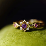 Nastaviteľný geometric vintage prsteň with golden and purple amethyst