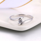 Strieborný prsteň with curved band and brilliant diamantové in the center