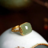 Nastaviteľný vintage prsteň with golden and green jade