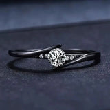 Mustast kullast vintage sõrmus koos kristalliga