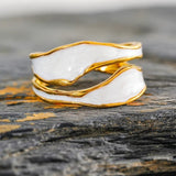 Open prsteň, white and zlatý enamel spiral design